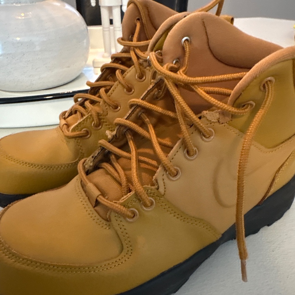 Nike Boots boys size 6